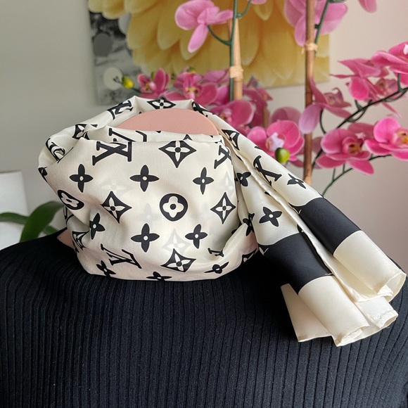 Louis Vuitton Monogram Silk Scarf.🍂🍁 - Picture 9 of 12